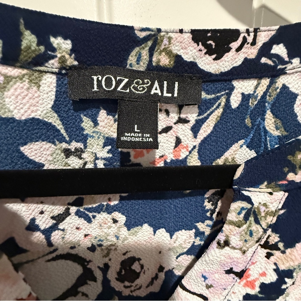Roz & Ali Navy Floral Blouse - Picture 5 of 9